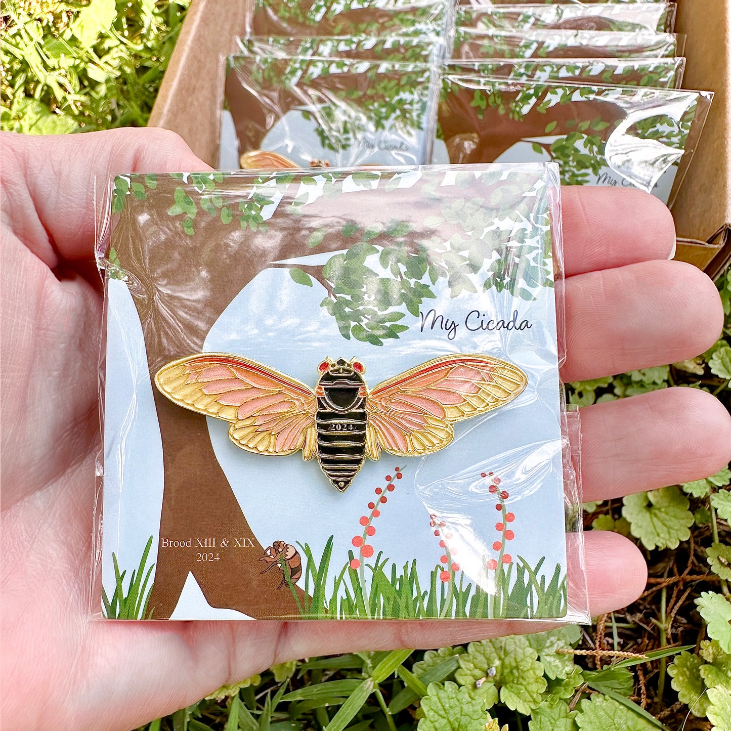 Cicada Enamel and Gold Tone Pin